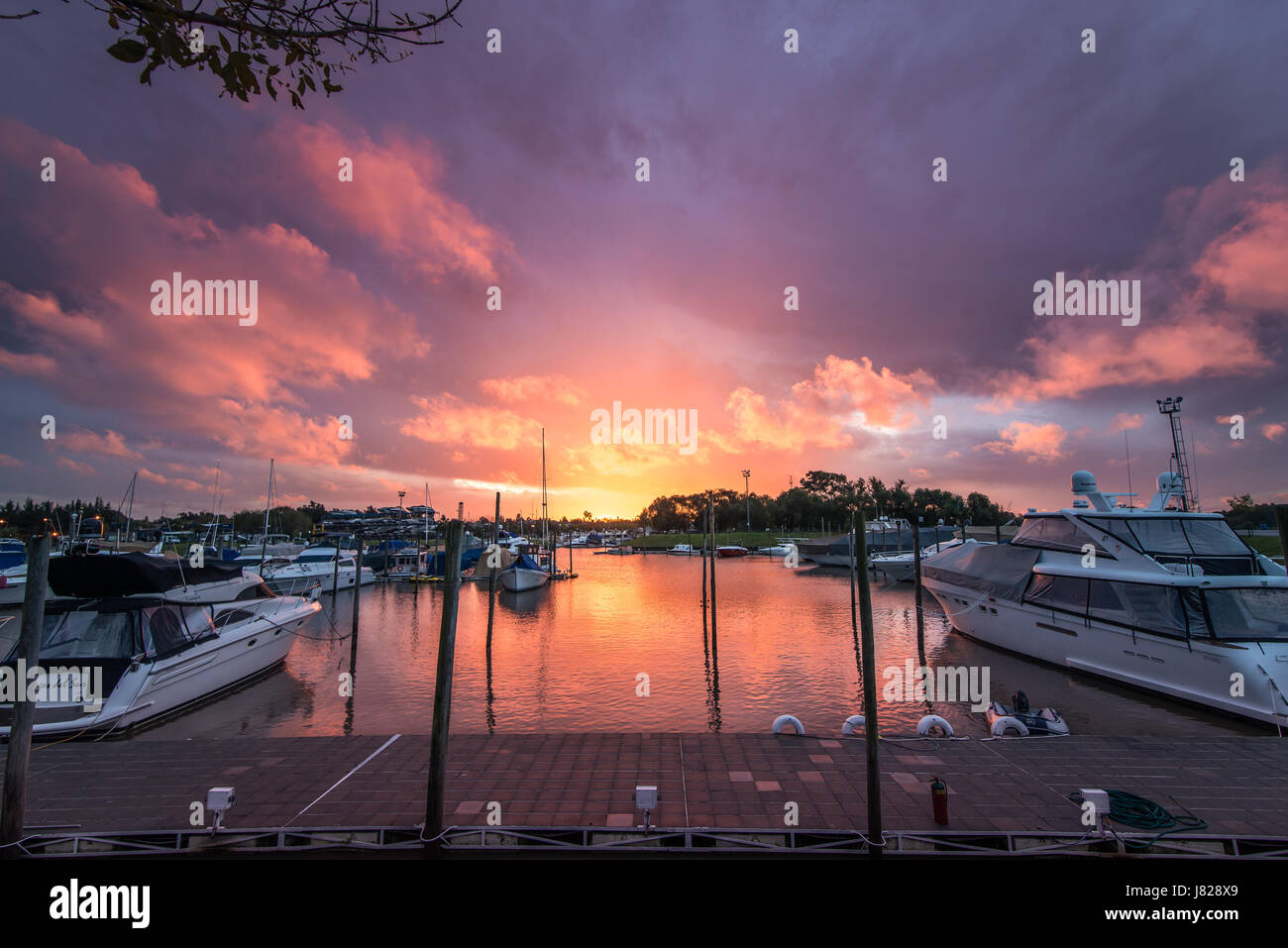 Dopo la tempesta, un bellissimo tramonto al dock. Foto Stock