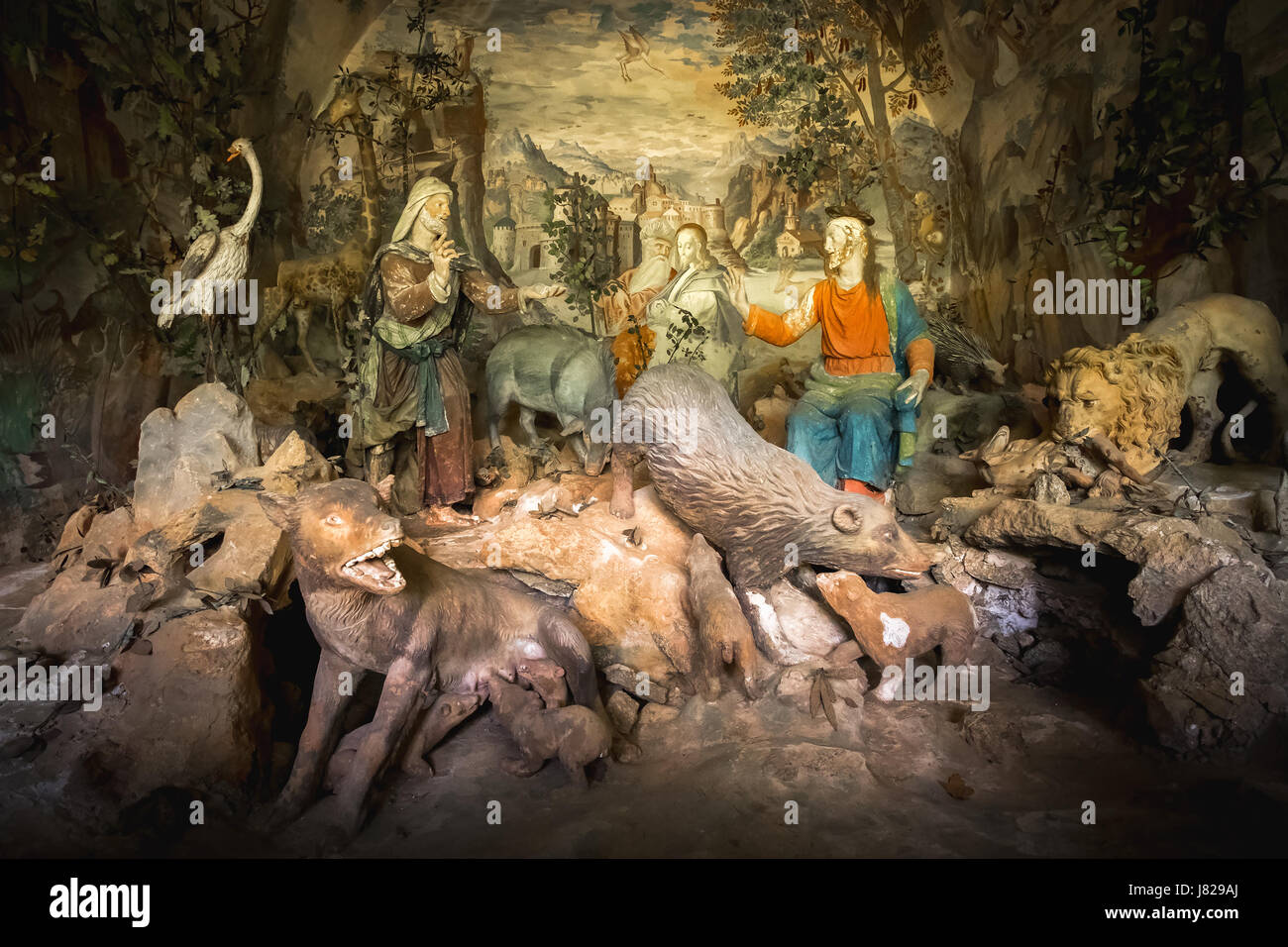 Il Sacro Monte di Varallo, Piemonte, Italia, 23 maggio 2017 - una scena biblica rappresentazione di una terracotta Gesù Cristo circondato da animali feroci Foto Stock