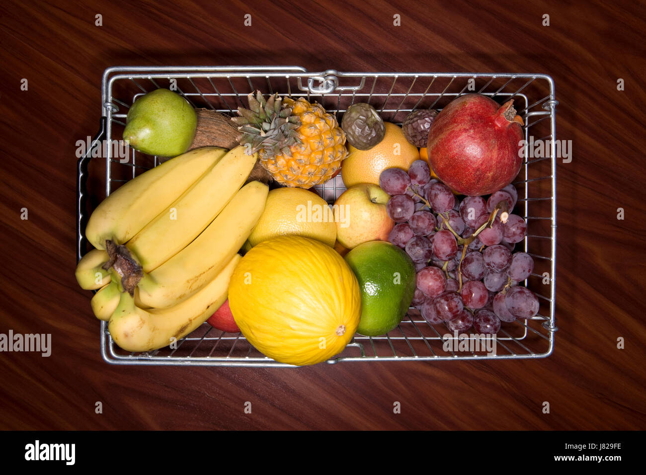 Vitamine Vitamine pelle ad albero di quercia uva cesto frutta shopping lampadina pera banana Foto Stock