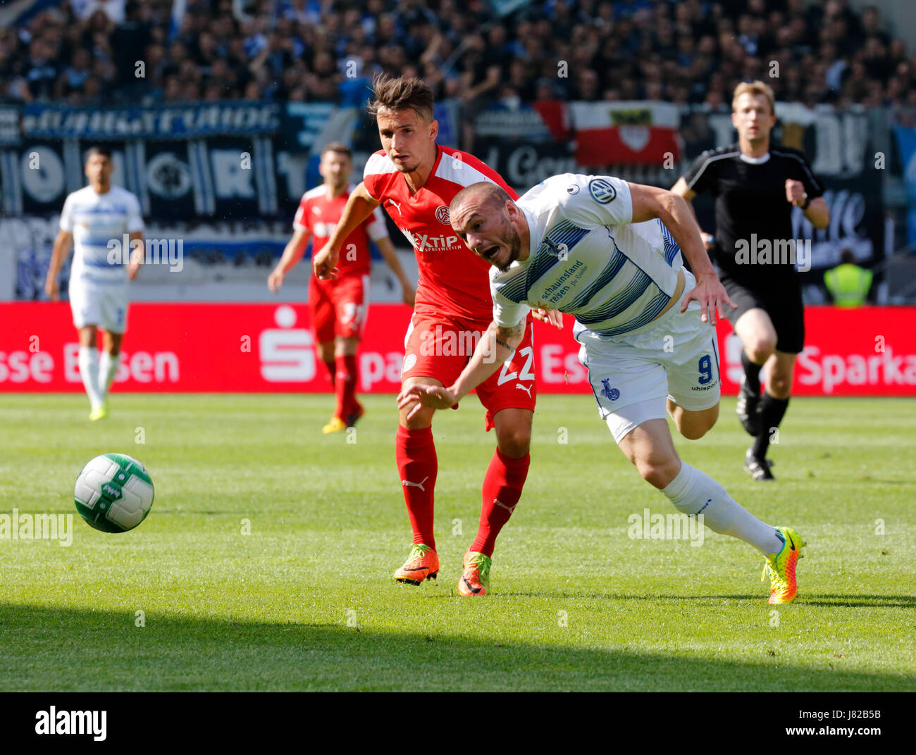 Sport, calcio, Basso Reno Cup, 2016/2017, finale, Rot Weiss Essen vs MSV Duisburg 0:2, Stadio Essen, Hafenstrasse, scena del match, Tolga Cokkosan (RWE) sinistra e Simon Brandstetter (MSV) Foto Stock