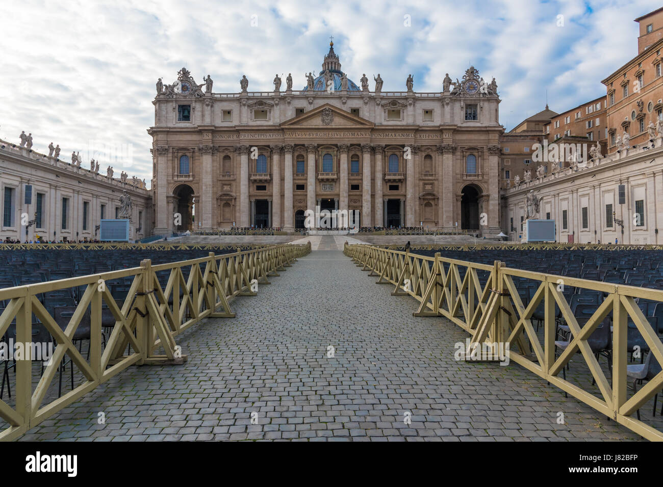 La Basilica di San Pietro e la cupola nello Stato della Città del Vaticano Foto Stock