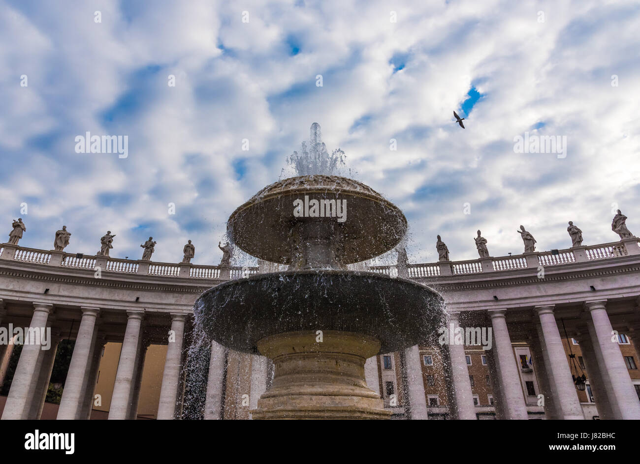 La Basilica di San Pietro e la cupola nello Stato della Città del Vaticano Foto Stock
