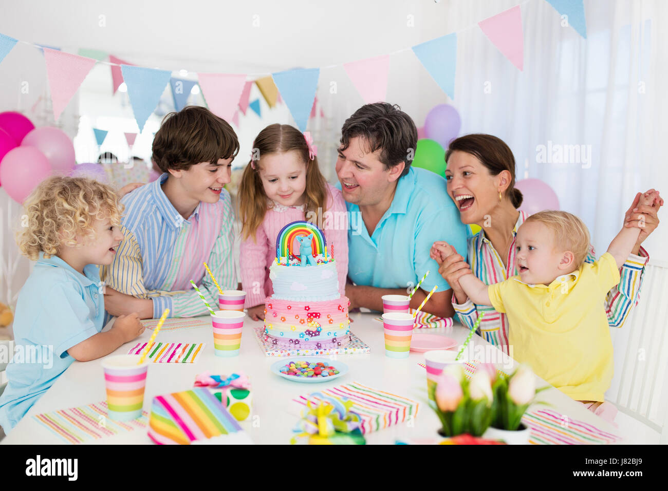 Torta di compleanno rosa per girls.Detail di una torta unicorn di compleanno  - fuoco sul topper dell'arcobaleno Foto stock - Alamy