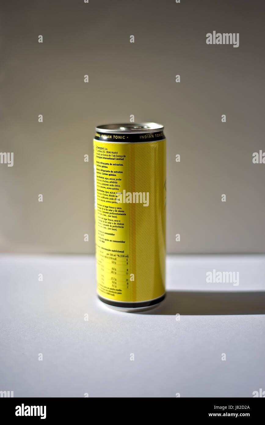 Tonico giallo giallo non aperti può con la descrizione dei componenti in spagnolo Foto Stock