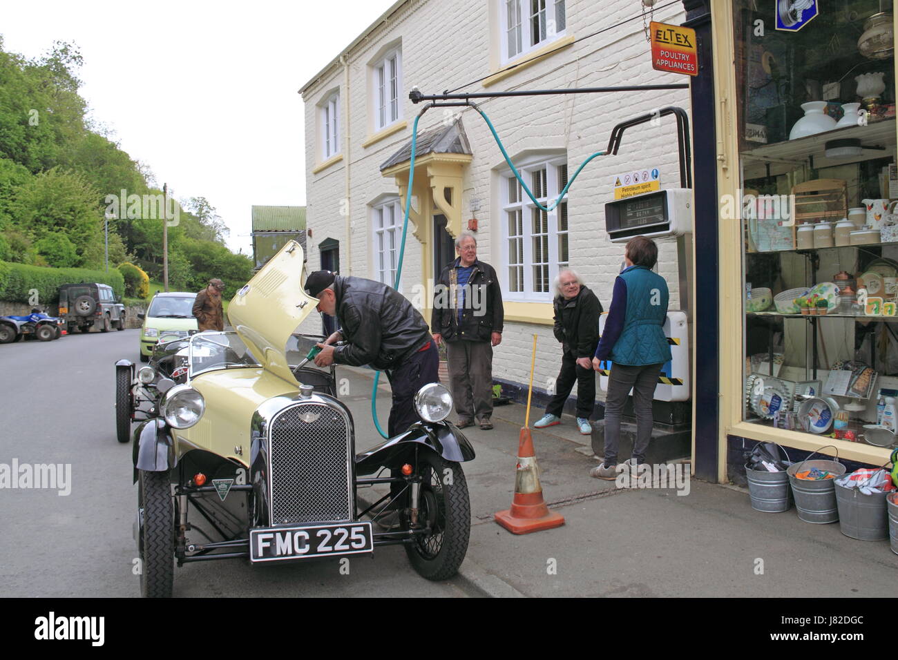 Morgan Three-Wheelers rifornimenti in Bunners, Arthur Street, Montgomery, Montgomeryshire, Powys, il Galles, la Gran Bretagna, Regno Unito, Gran Bretagna, Europa Foto Stock