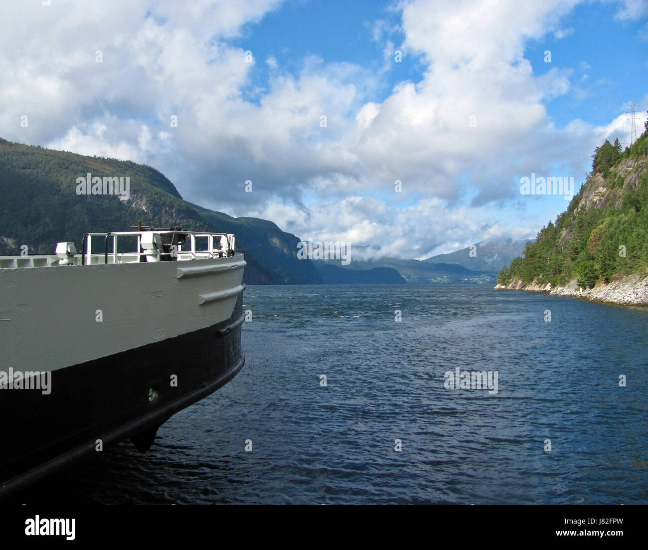Vista del mare, barca e montagne, Norvegia Foto Stock
