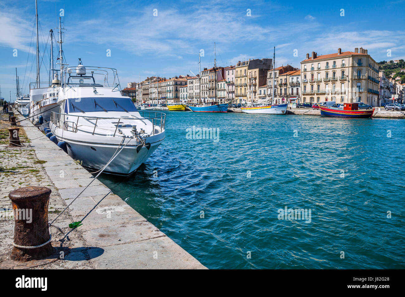 France, Languedoc-Roussillon, Sète, vista canale di Quai de la Repubblica dal Quai d'Oriente nel quartiere del porto del Mediterraneo città portuale Foto Stock