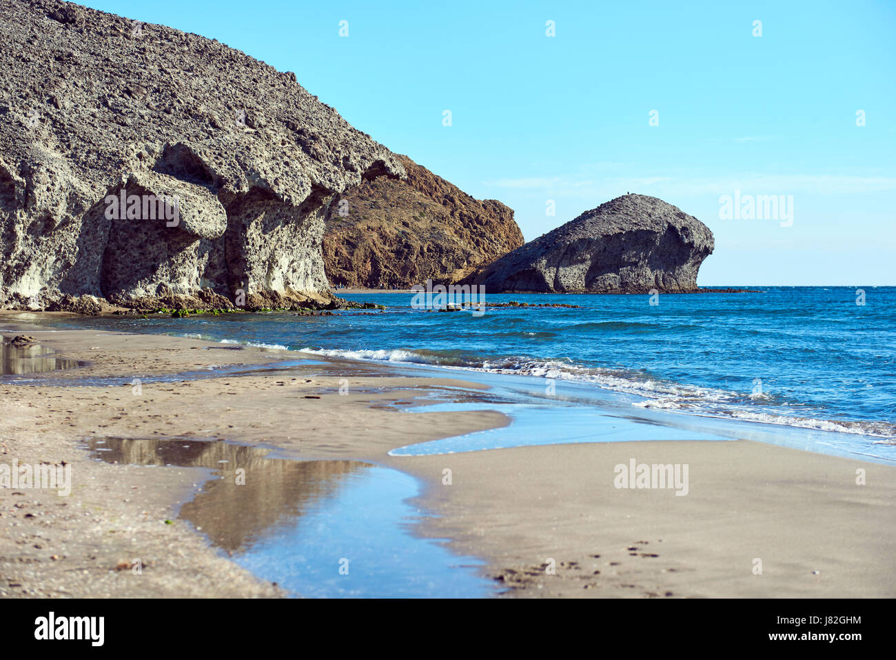 La roccia vulcanica-formazioni e acqua cristallina a Playa de Monsul. Famosa spiaggia di Cabo de Gata-Nijar parco naturale. Provincia di Almeria. Spagna Foto Stock