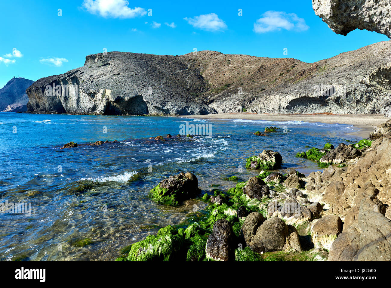 La roccia vulcanica-formazioni a Playa de Monsul. Famosa spiaggia di Cabo de Gata-Nijar parco naturale. Provincia di Almeria. Spagna Foto Stock