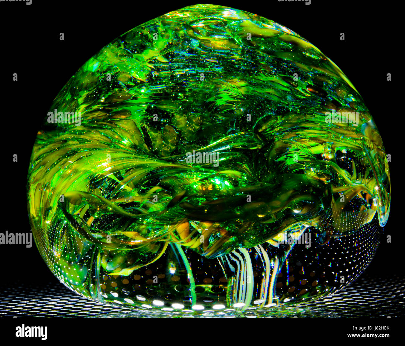 Calice di vetro tumbler verde a sfera ornamento pattern astratti soffiato in vetro di foresta Foto Stock