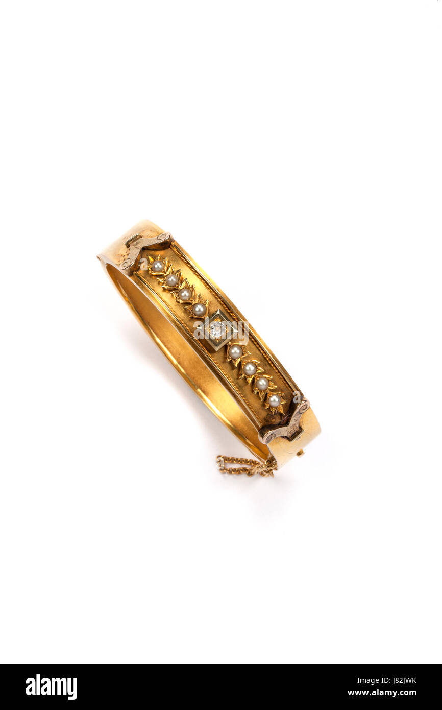 Neo-classico incernierato bangle oro con diamanti e perle Foto Stock