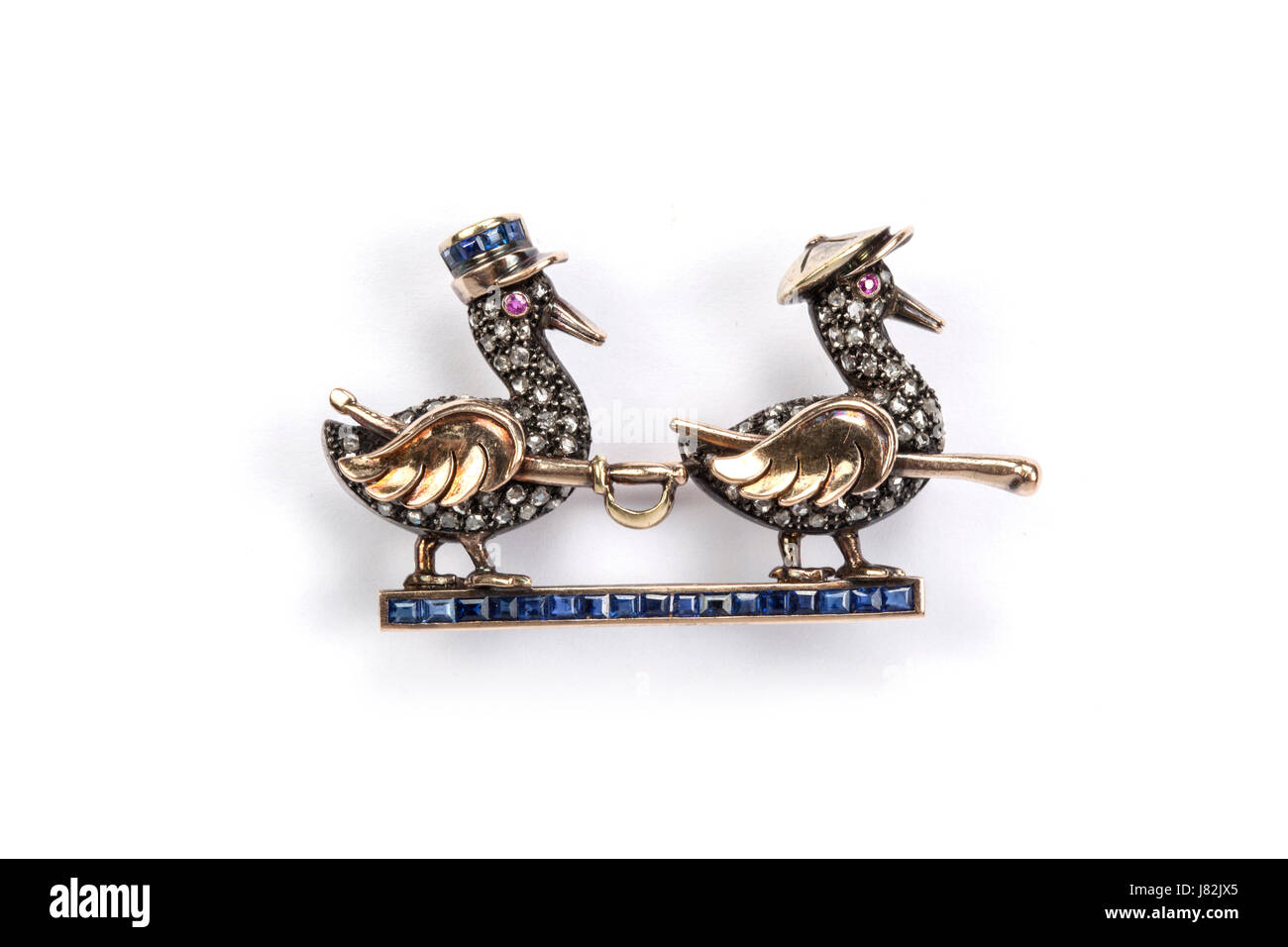 Il francese degli anni trenta diamante tunisino e zaffiro gendarme anatre novità Spilla oro Foto Stock
