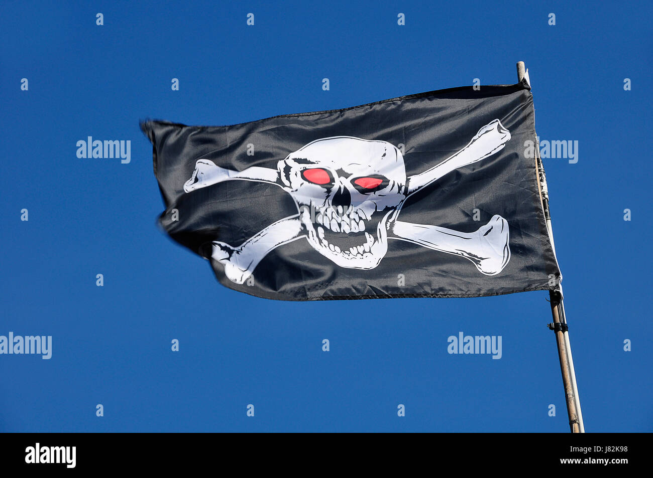 Cranio flutter bandiera blu nero jetblack swarthy deep black skull flag flag del montante Foto Stock