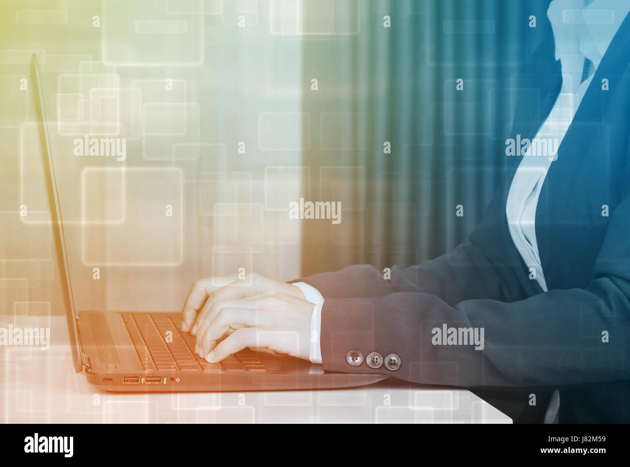 Doppia esposizione di business donna mani con notebook digitando Foto Stock