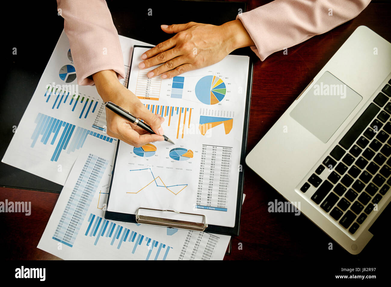 Il concetto di business. La gente di affari discutendo le tabelle e grafici che mostrano i risultati del loro lavoro di squadra di successo. Foto Stock