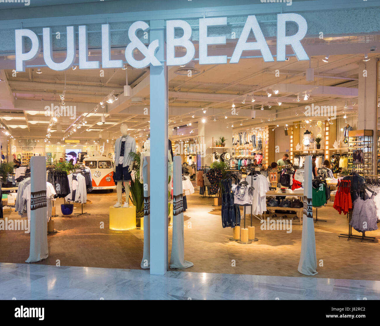 Pull & Bear negozio di abbigliamento in Spagna Foto stock - Alamy