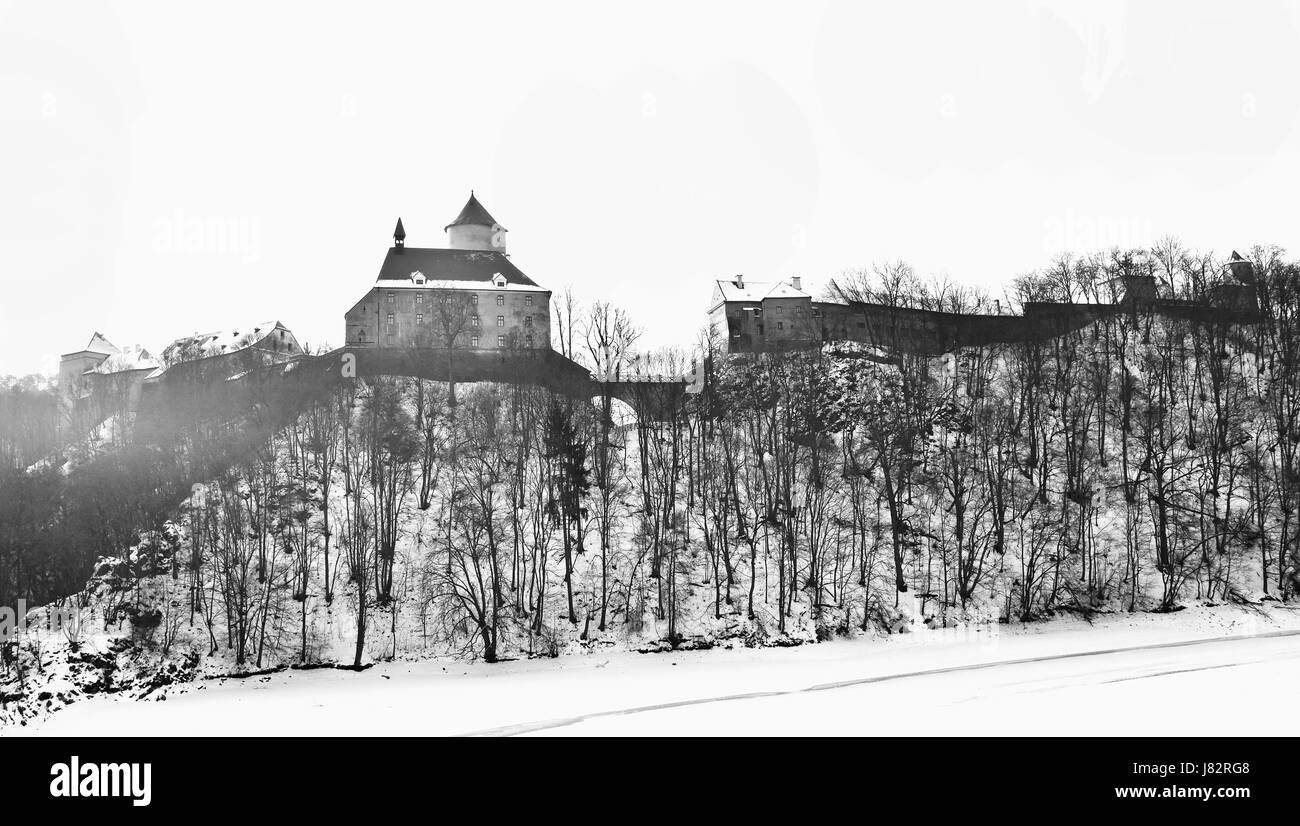Paesaggio invernale con un bellissimo castello gotico Veveří oltre. Brno - Repubblica Ceca - Europa centrale. Foto Stock