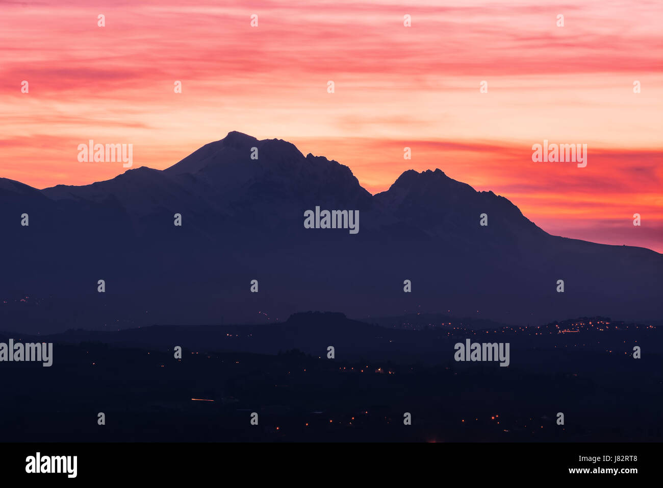 Silhouette del Gran Sasso in Abruzzo al tramonto che assomiglia al profilo della Bella Addormentata Foto Stock