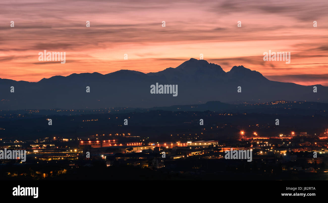 Silhouette del Gran Sasso in Abruzzo al tramonto che assomiglia al profilo della Bella Addormentata Foto Stock