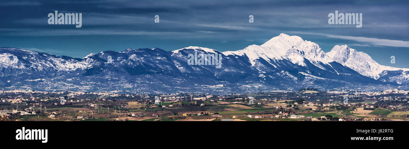 Silhouette del Gran Sasso in Abruzzo che assomiglia al profilo della Bella Addormentata Foto Stock