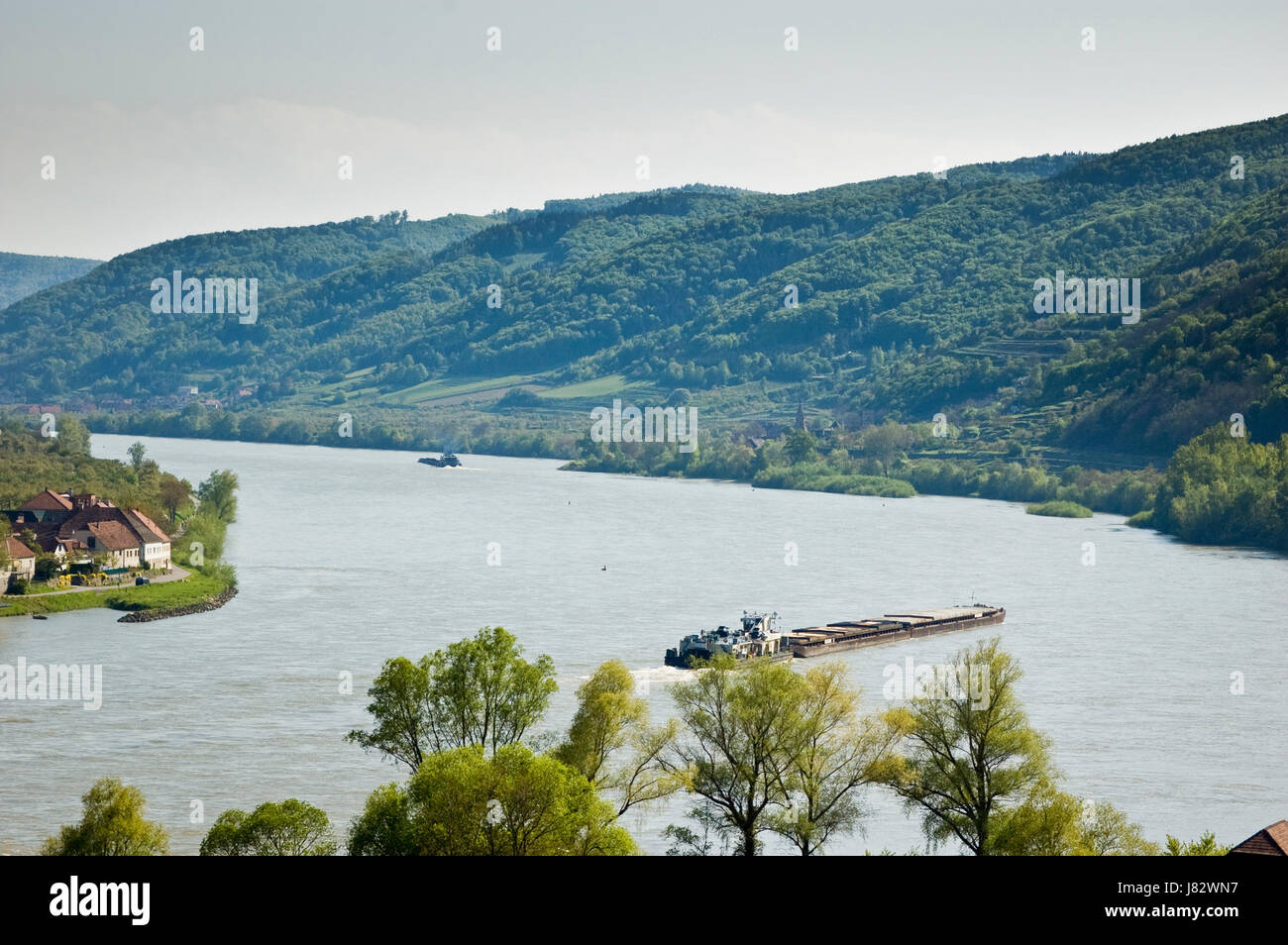 In Austria il trasporto per via navigabile in barca nave cargo il trasporto fluviale barca a remi in barca a vela Foto Stock