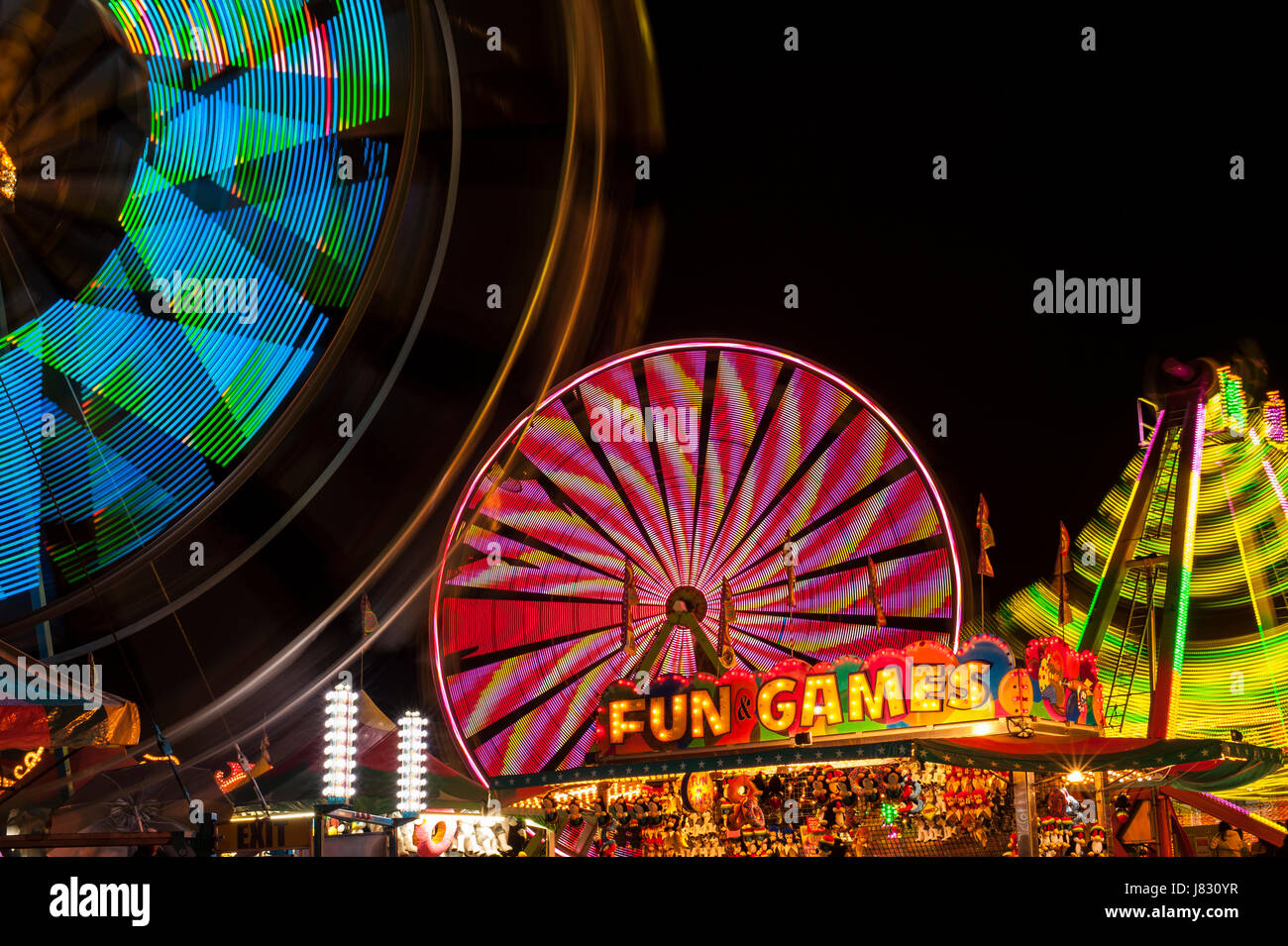 Evergreen State Fair con ruota panoramica Ferris e cabine di gioco di notte Foto Stock