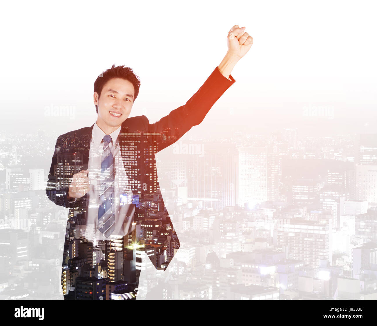 Doppia esposizione di imprenditore di successo tenere le braccia sollevate con una città sullo sfondo Foto Stock