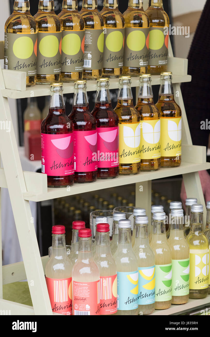 Ashridge organici di bevande in bottiglia a Daylesford Organic farm shop festival estivi. Daylesford, Cotswolds, Gloucestershire, Inghilterra Foto Stock