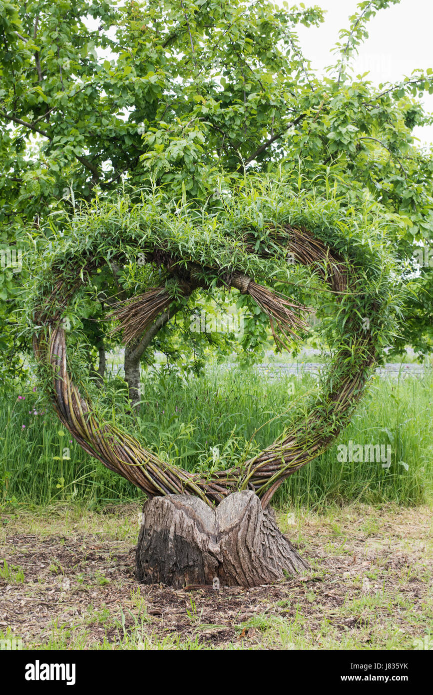 Vivere willow tree cuore scultura a Daylesford fattoria organica summer festival. Daylesford, Cotswolds, Gloucestershire, Inghilterra Foto Stock