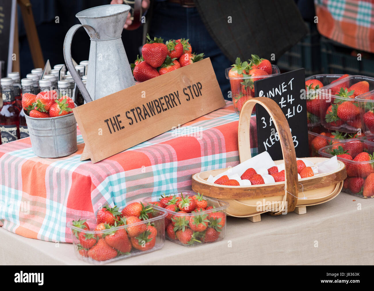 Il negozio di fragola. Punnets di fragole organico per la vendita a Daylesford fattoria organica summer festival. Cotswolds, Gloucestershire, Inghilterra Foto Stock