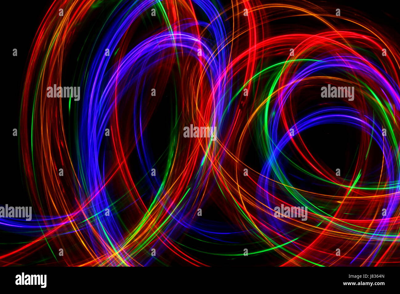 Multi luce colorata fotografia pittura, volute e loop contro uno sfondo nero Foto Stock