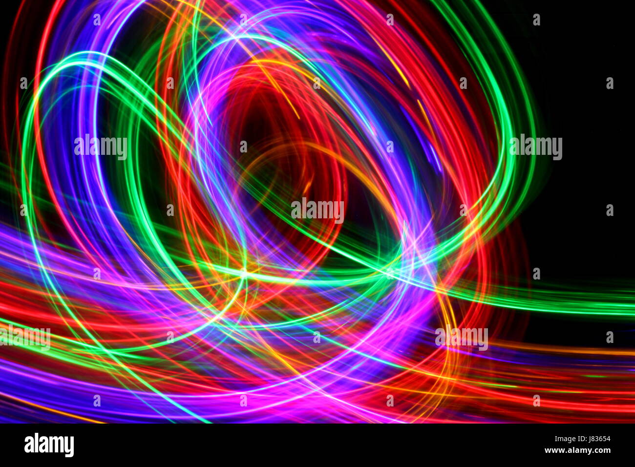 Multi luce colorata fotografia pittura, volute e loop contro uno sfondo nero Foto Stock