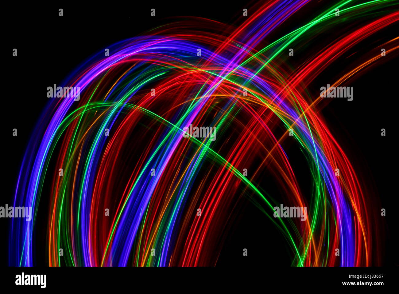 Multi luce colorata fotografia pittura, volute e loop contro uno sfondo nero Foto Stock