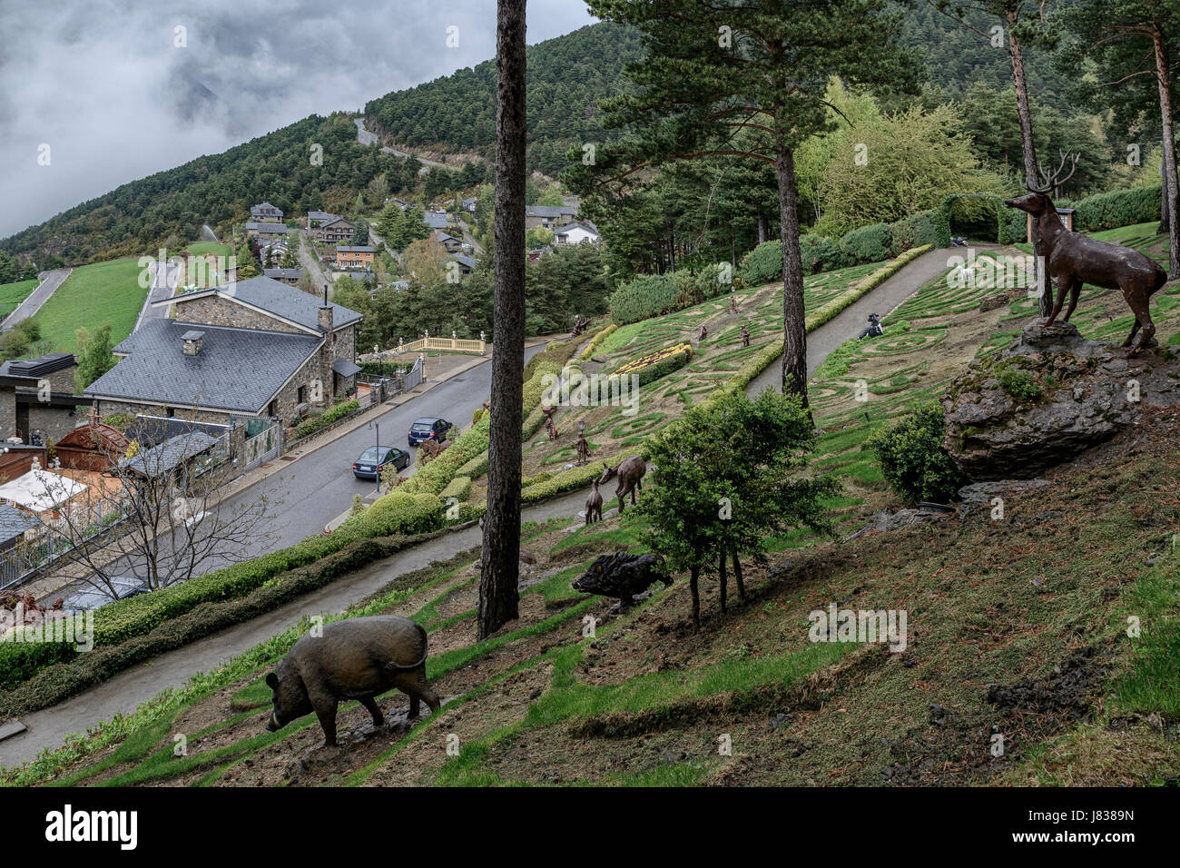 Jardin de Juberri, con statue e sculture e le cascate di Sant Julia de Loria, Andorra. Foto Stock