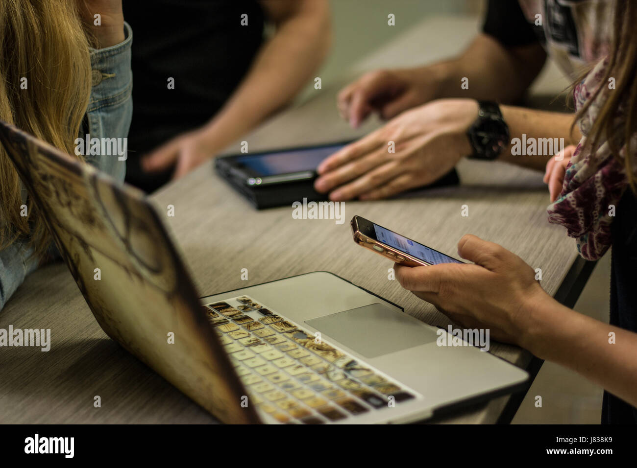 Lavorare come un team in ufficio Foto Stock