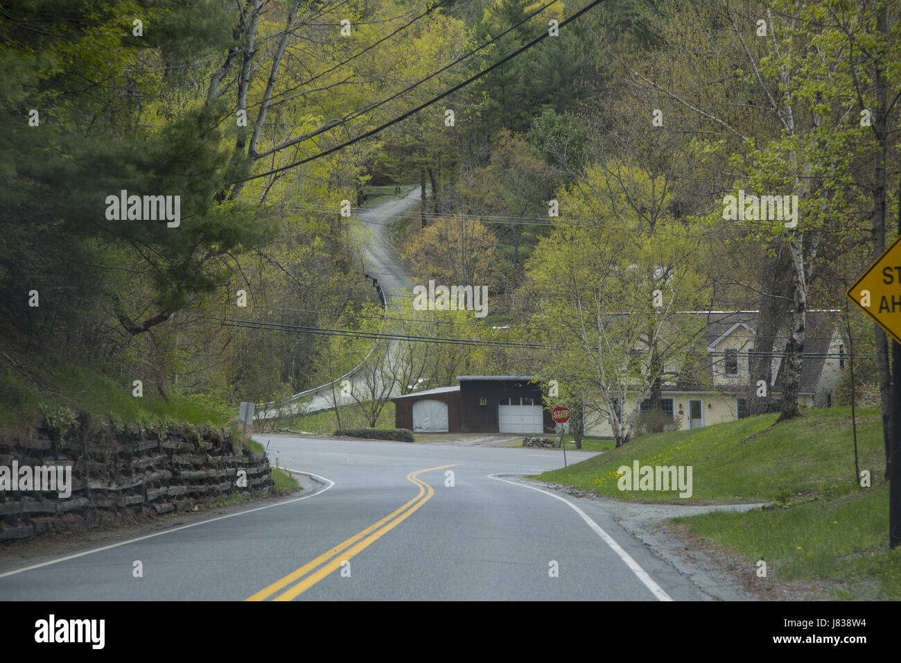 Due locali via strada in Hannover New Hampshire in primavera. Foto Stock