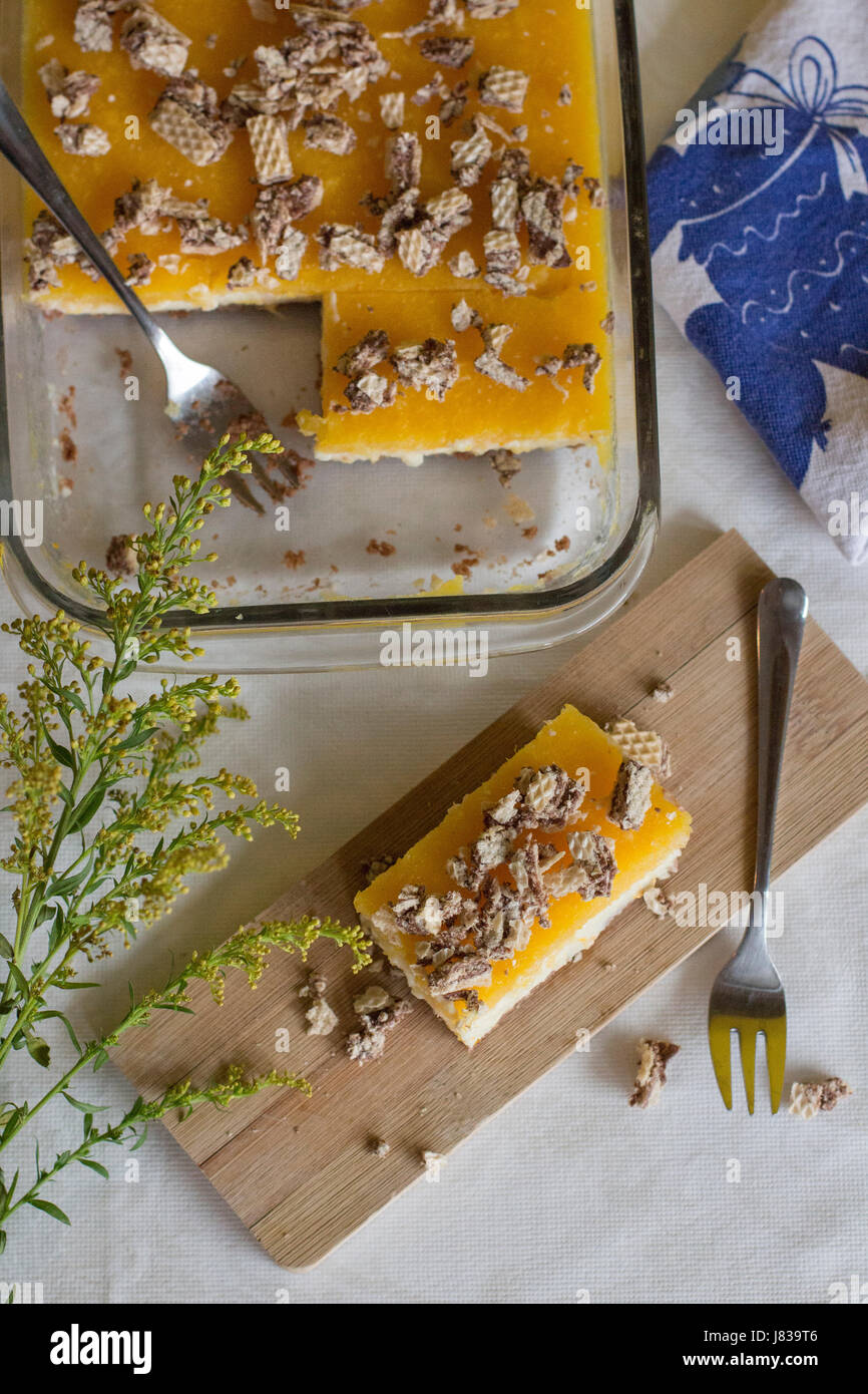 Un pice di dessert su una tavola di legno vista superiore Foto Stock