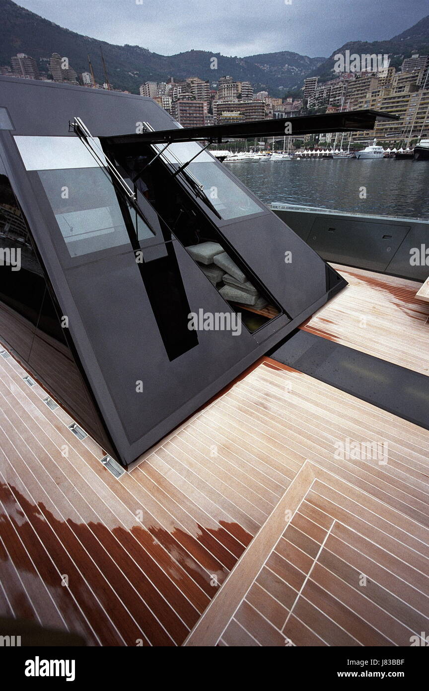 AJAXNETPHOTO. 28 SETT 2003. MONTE CARLO, monaco. - Bombardiere STEALTH O SUPER YACHT? - Timoneria estremità anteriore della nuova Wally Power 118 TRIPLE TURBINA A GAS POWERED motor yacht. Foto:JONATHAN EASTLAND/AJAX. REF:31009 7 Foto Stock