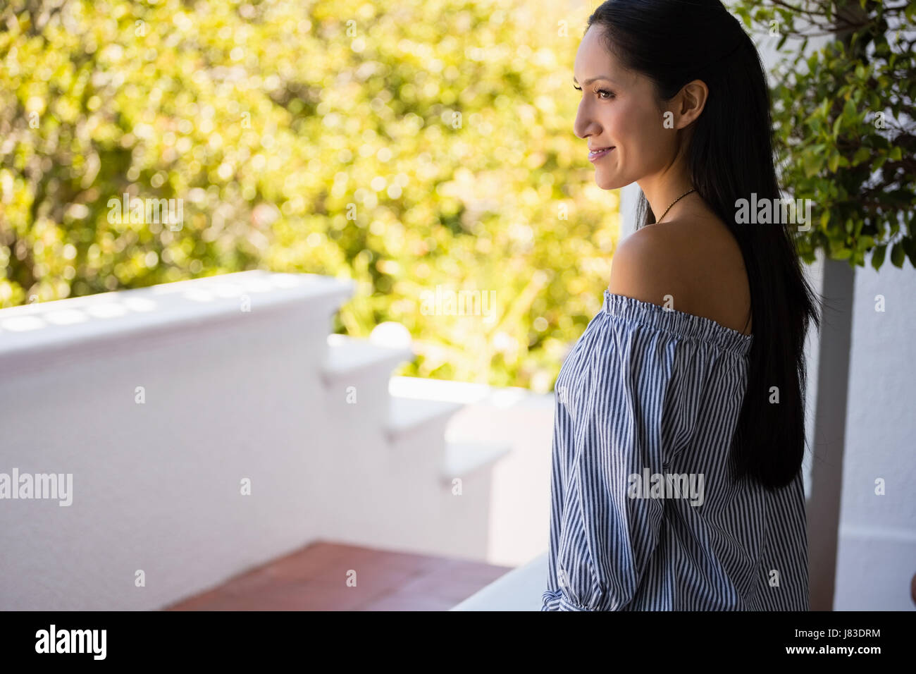 Considerato giovane donna in piedi in cafe Foto Stock