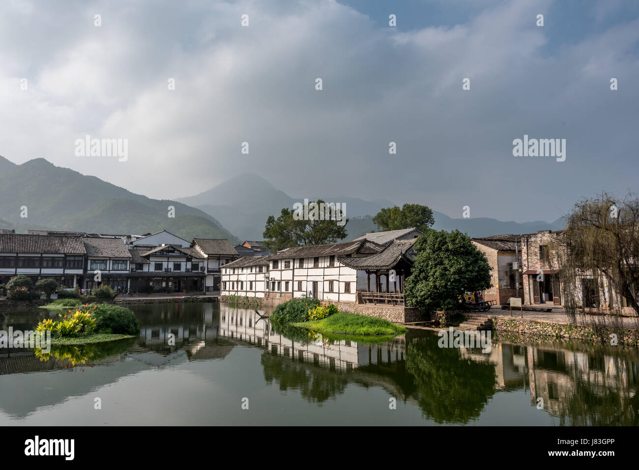 Cangpo antico villaggio w/ riflessione sull'acqua. Villaggi di Yongjia County sono noti per la loro longevità. La provincia di Zhejiang, Cina, vicino al fiume Nanxi. Foto Stock