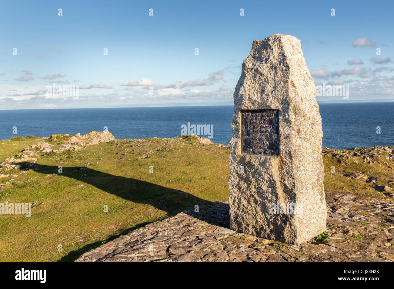 Monumento di pietra sul Port Eynon promontorio di Owen Jones dalla società di Gower, Gower, Wales, Regno Unito Foto Stock