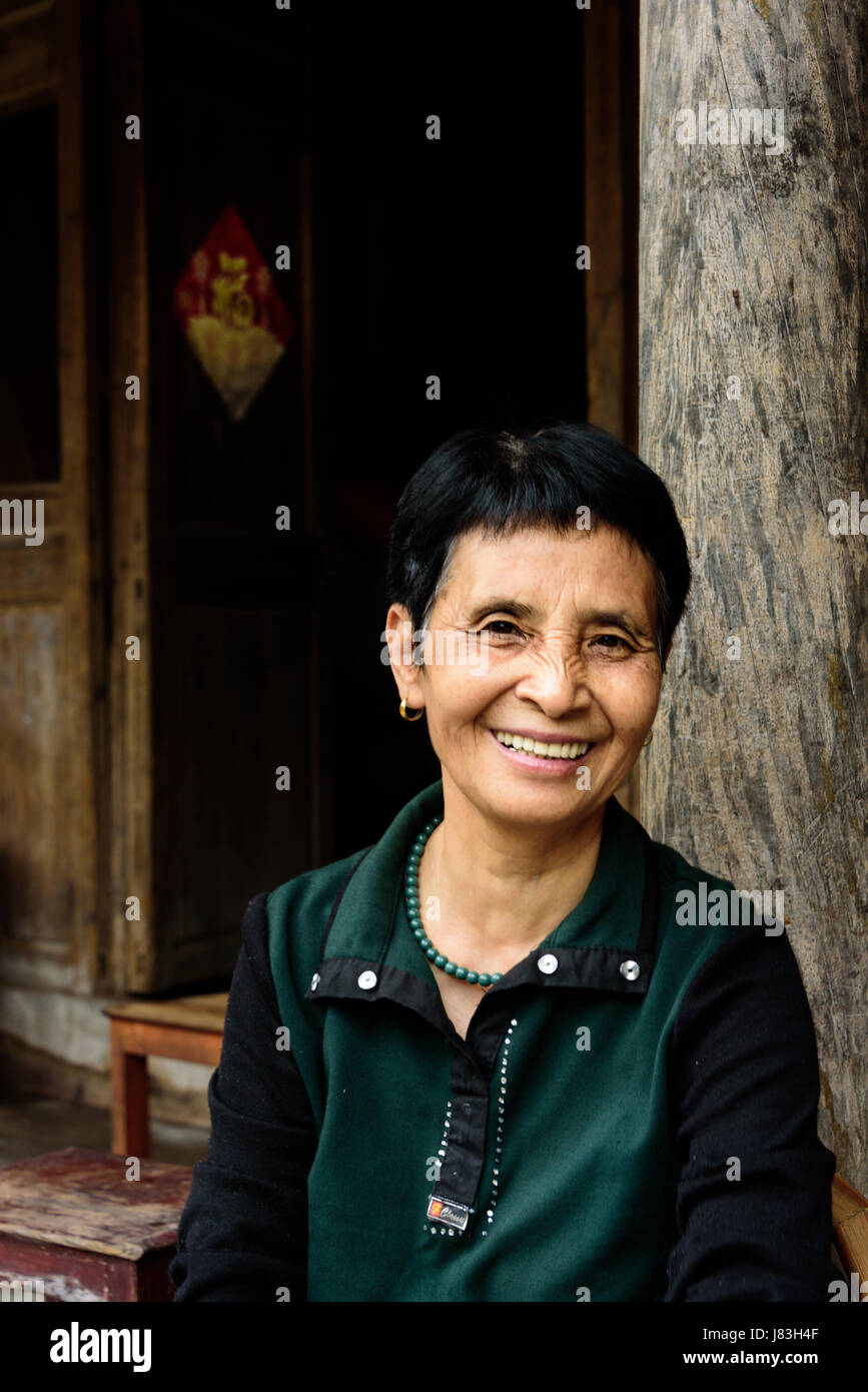 Ritratto di un sorridente donna cinese che vive in Lingkeng o Linkeng antico villaggio, nella provincia di Zhejiang, una regione conosciuta per la longevità. Foto Stock