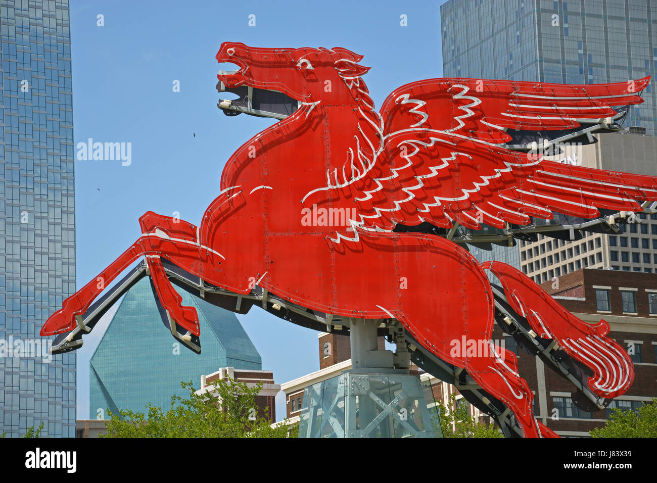 L'iconico Pegasus 'Flying Horse' sat sulla sommità della Magnolia edificio nel centro di Dallas per 60 anni prima di essere ripristinato all'Omni Hotel Plaza. Foto Stock