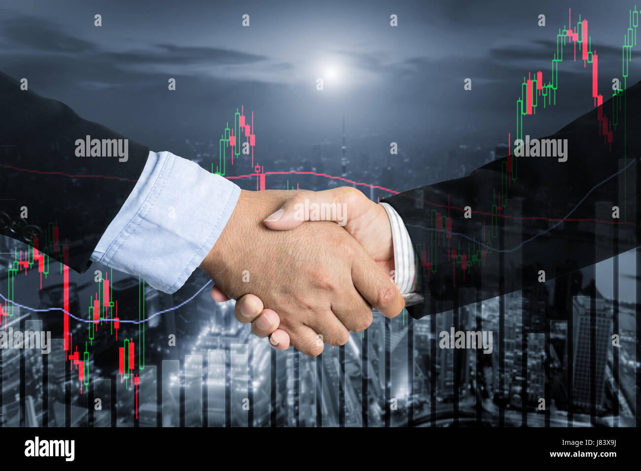 Trattativa o accordo concetto business handshake, doppia esposizione, di cooperazione o di partenariato imprese con borsa business mercato trading grafico ho Foto Stock