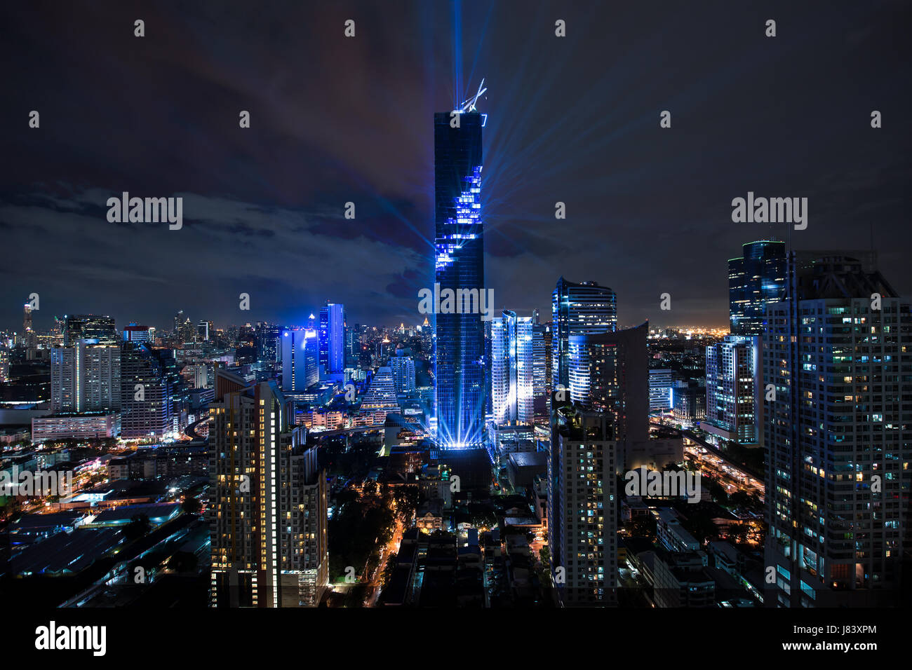 Bangkok vista notturna con grattacielo nel quartiere degli affari di Bangkok in Thailandia. Foto Stock