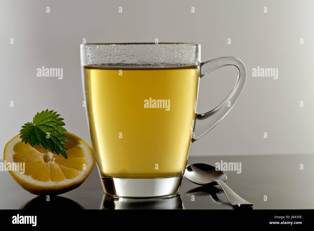 Bere tè calice di vetro bicchiere di tè bevande relax ristoro Erba fragrante Foto Stock