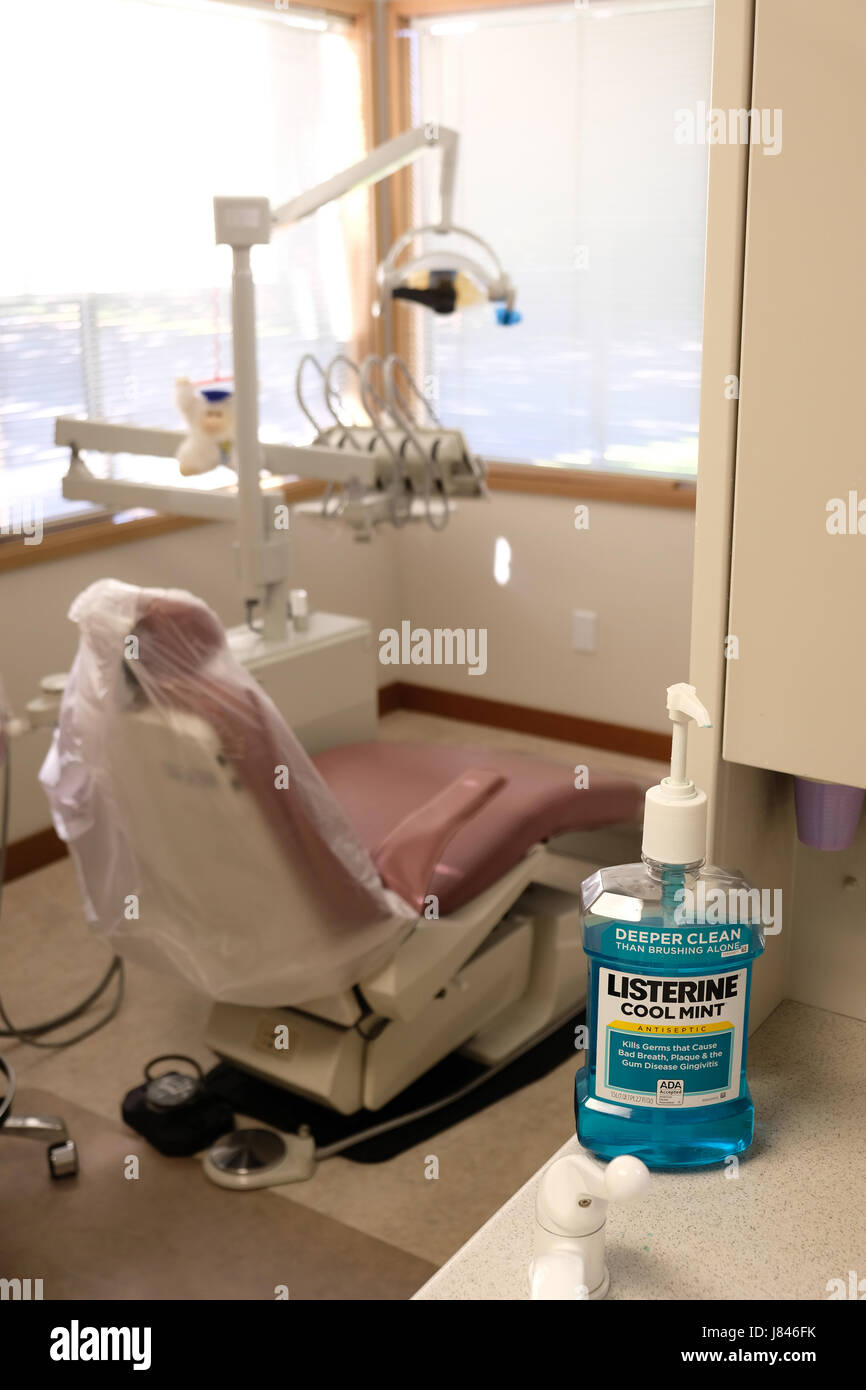 Un dentista office, con poltrona odontoiatrica e di tutte le apparecchiature Foto Stock