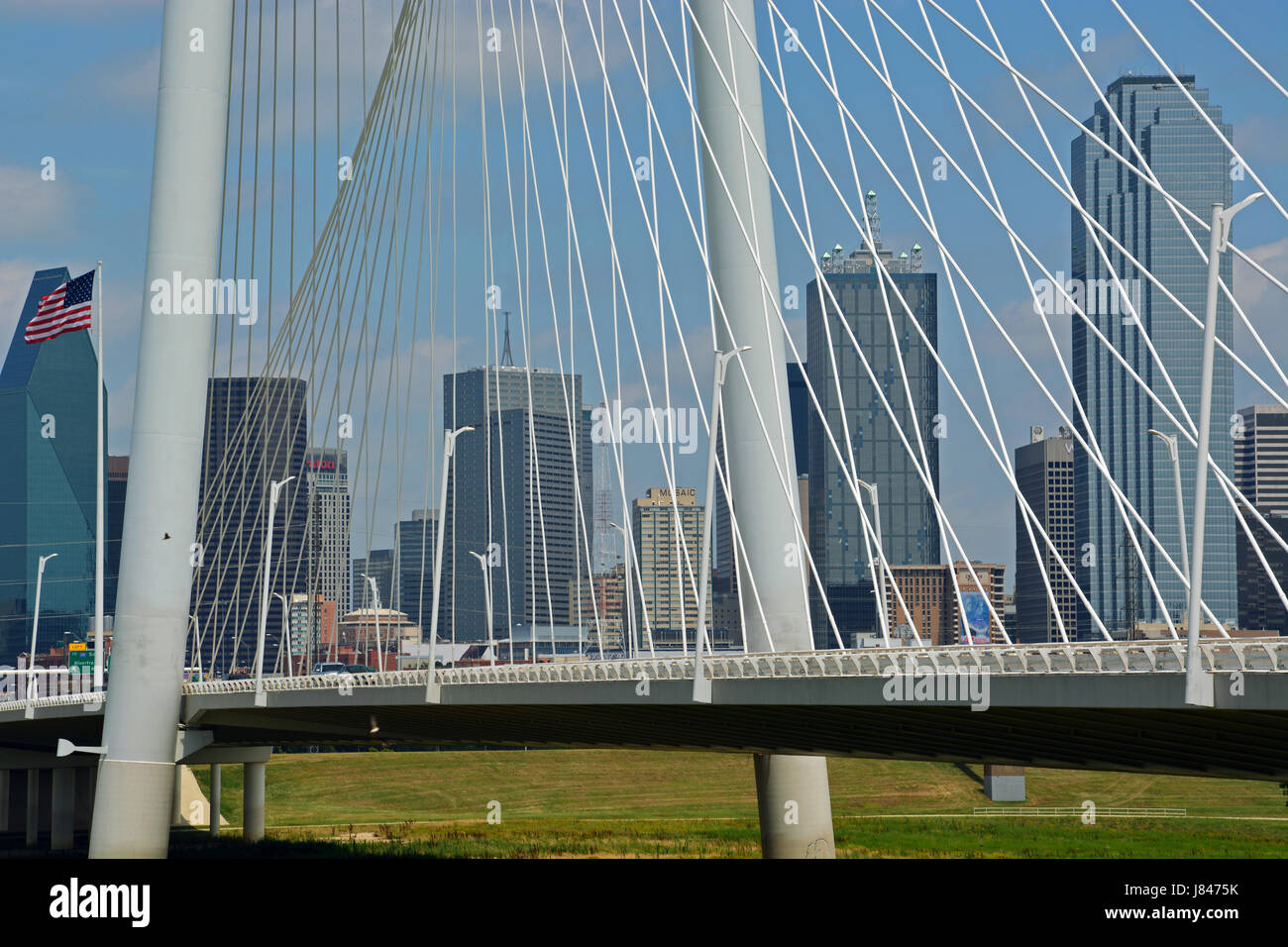 Margaret Hunt Hill bridge a Dallas è stato progettato dall'architetto spagnolo Santiago Calatrava e è diventato una icona architettonica per la città. Foto Stock