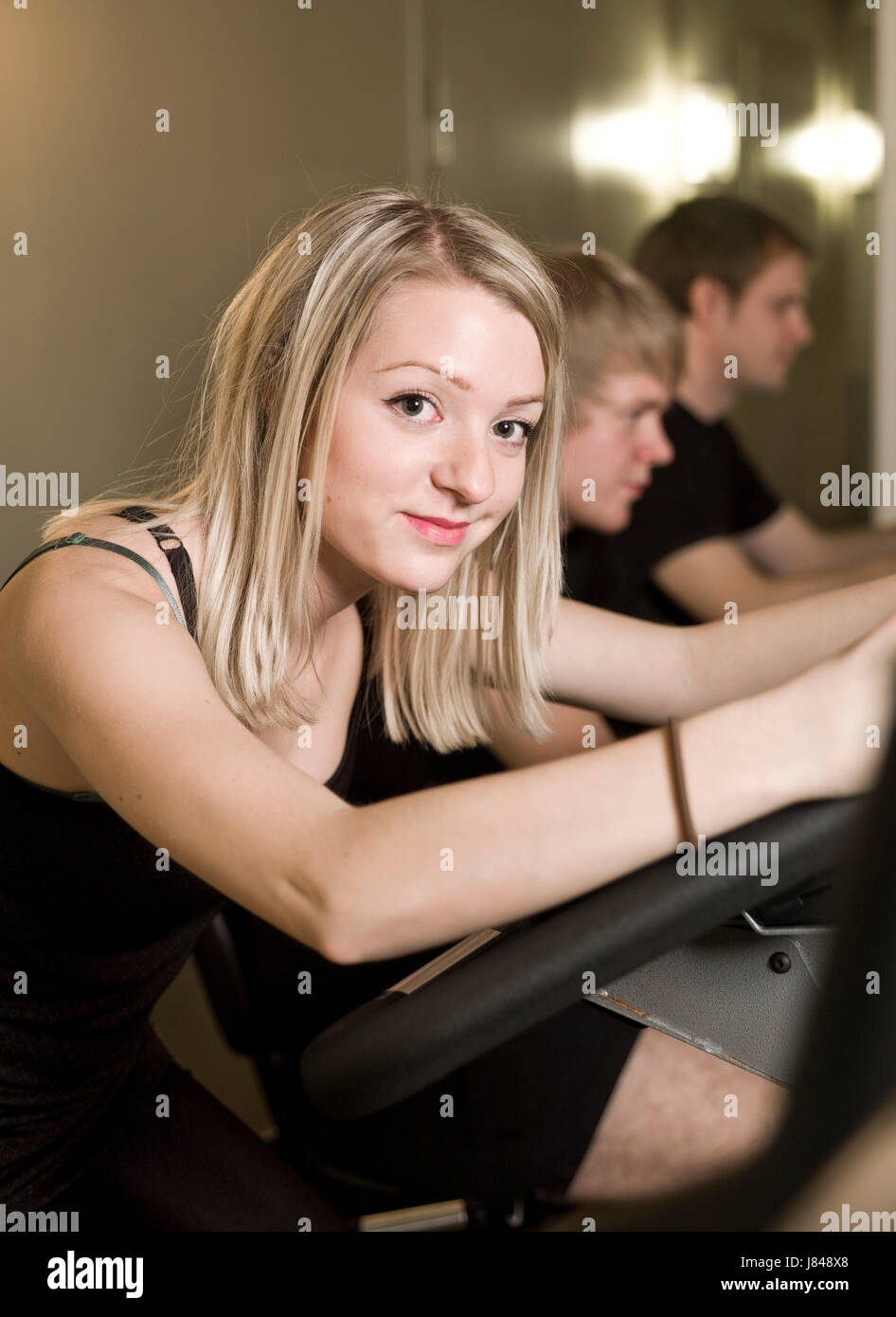 Donna Donne Uomini uomo maschio femmina benessere maschile di concentrazione per adulti Foto Stock