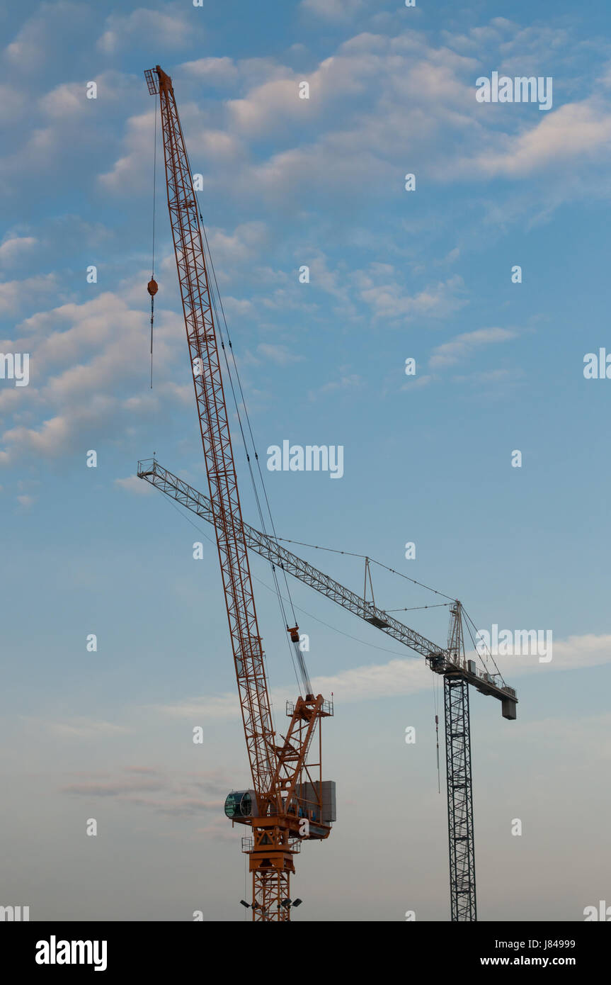 Attrezzo di apparecchiature industriali costruzione di gru verticale di sera Foto Stock